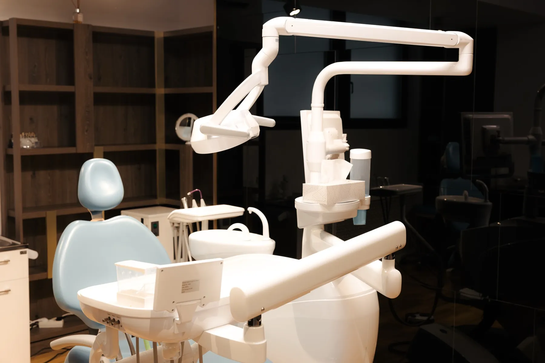 Detaliu cu lampa și scaunul dentar dintr-un cabinet al clinicii Lucce