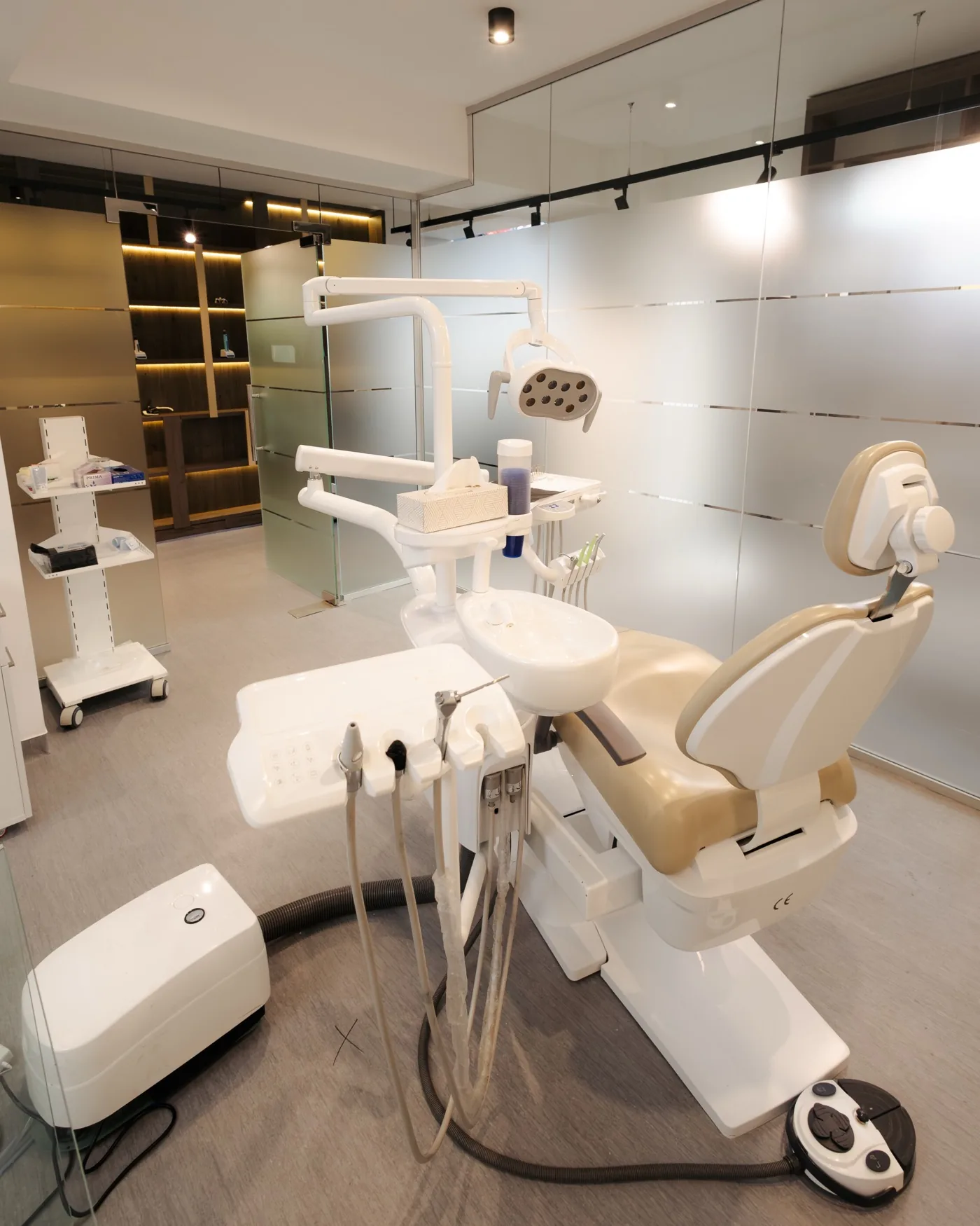 Cabinet de tratament cu scaun dentar și pereți din sticlă sablată la clinica stomatologică Lucce din București